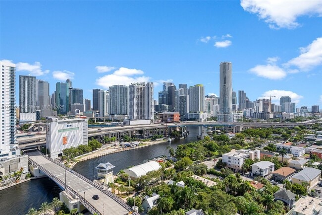 Building Photo - 10 SW South River Dr Unit PHI11