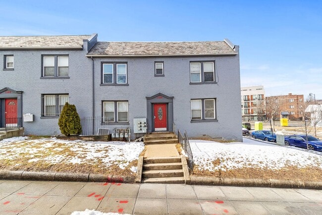 Building Photo - 1150 17th St NE Unit 4