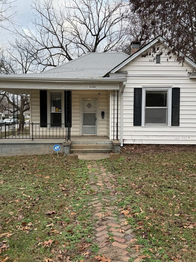 Building Photo - 2 bedroom/1 bath house with 2 car garage