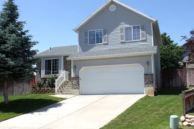 Building Photo - Must See!! 4 bedrooms 2 baths house in Lay...
