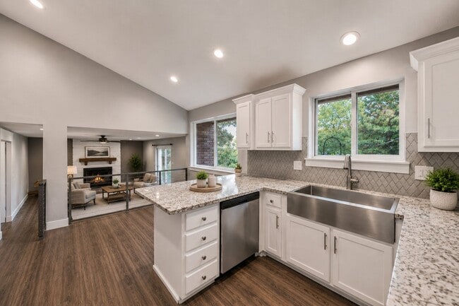 Photo - 7473 Bromley Rd