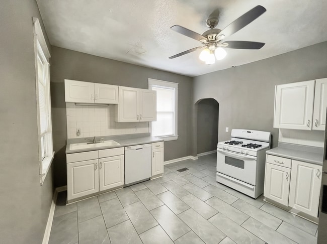Building Photo - 711 W 38th St Unit 1
