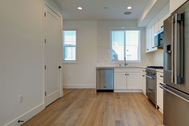 Photo - ***MOVE-IN SPECIAL 2 WEEKS FREE RENT*** Fantastic Multi-Level Townhome - 2 bed plus Den/Office/3r...