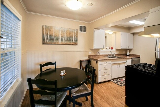 Photo - Daisy Creek Cottage: Fully Furnished 2bd/1ba, Fenced Yard, Utility Fee $300