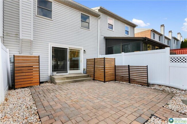 Photo - 1885 Redwood Dr