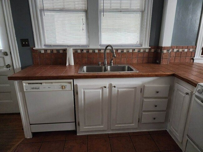 Photo - 2 Bedroom 2 bath house 1850 Square Foot!! Lots of Room!!