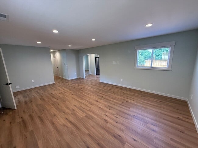 Photo - 805 Boxwood Ln SE