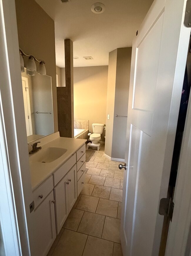 Baño #1 - 630 W Clark St