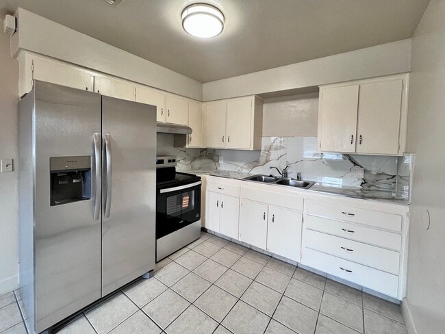 Photo - $2,050 Shields & Fowler, 4 Bedrooms - N. Purdue Ave, Fresno