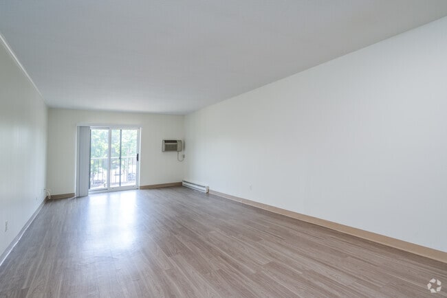 1BR, 1BA - 725SF - Living Room