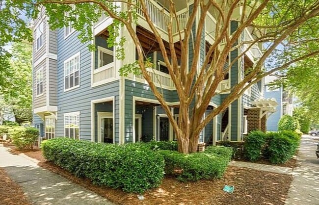 Building Photo - Beautiful Top Floor Condo in the Heart of ...