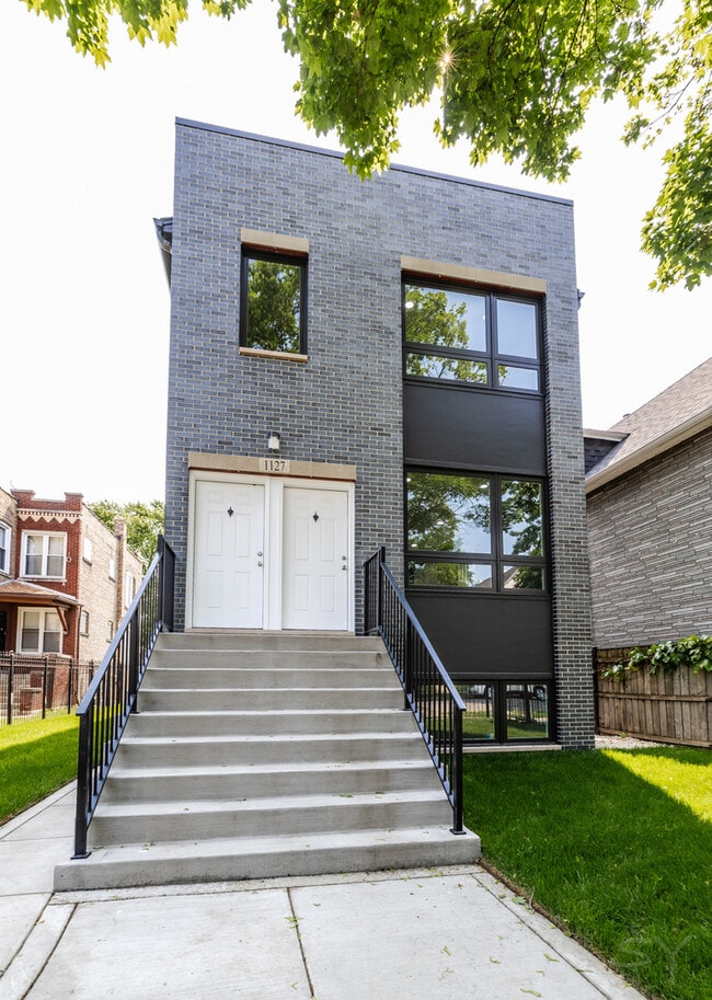 Photo - 1044 N Springfield Ave Unidad 2 Rental