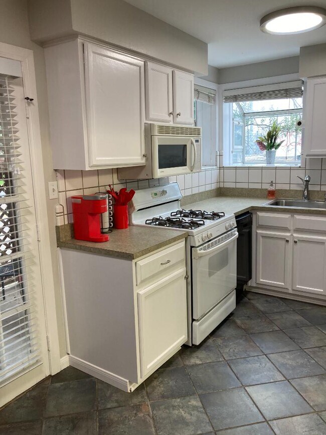 Photo - 908 E 32nd St