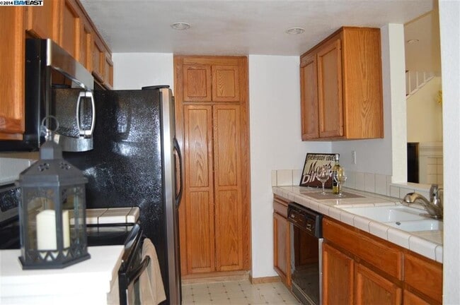Photo - COMING SOON! $3,500 / 3BR - 1383 S.F. GORG...