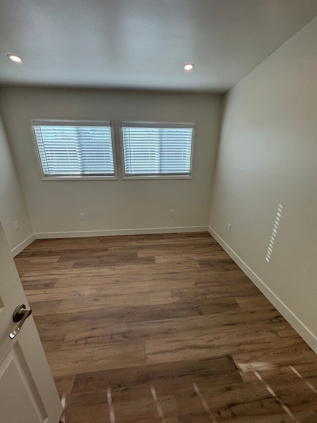 Photo - 263 E 21st St Unidad B