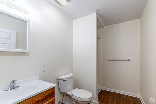 3BR, 2BA - Bathroom - University Crossing Apartments