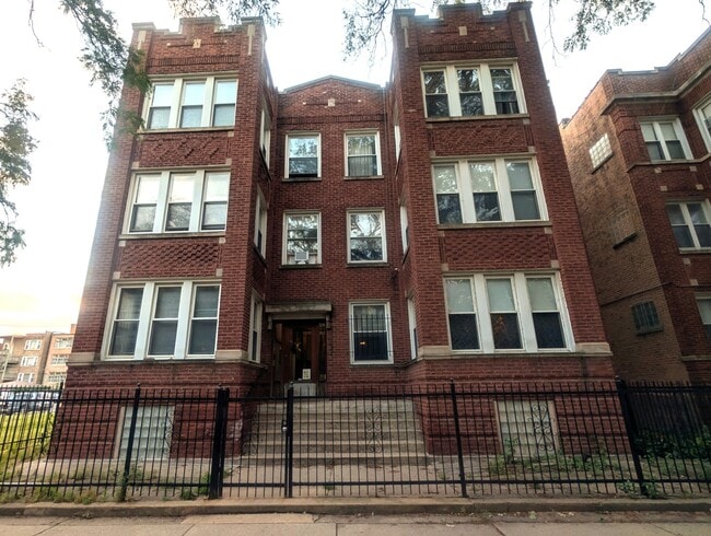 Building Photo - 6730 S Ridgeland Ave