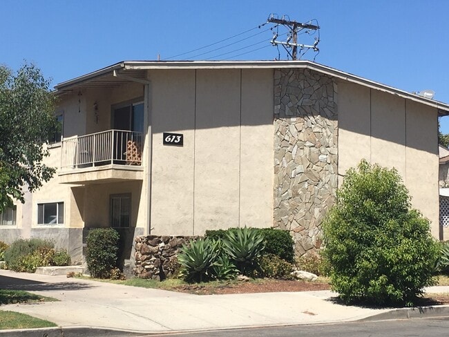 Vista frontal del edificio - 613 S Shelton St Unidad A