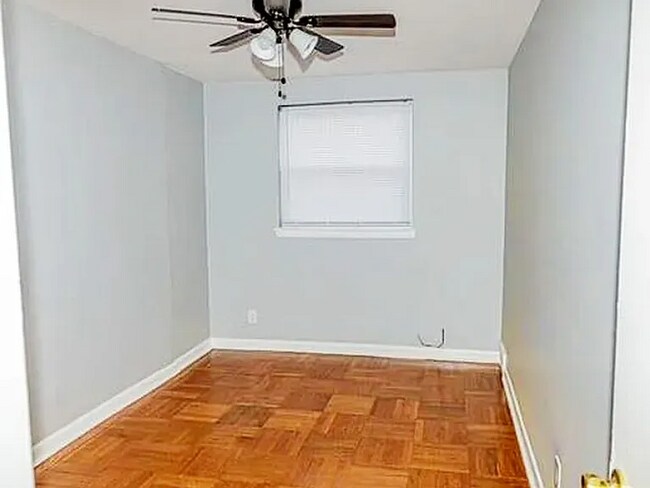 Building Photo - This 3-Bedroom/1-Bathroom Townhome