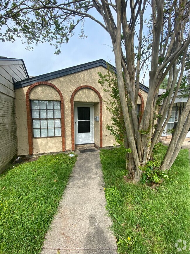 Building Photo - Adorable Town Home