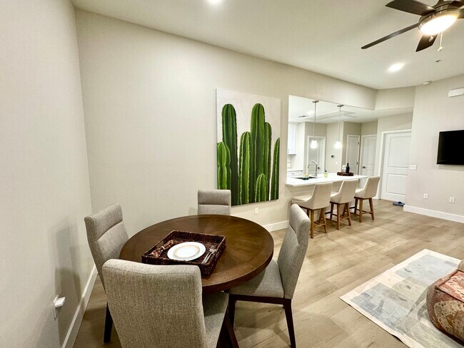 3 Swivel counter stools - 2040 E River Rd Unidad 202