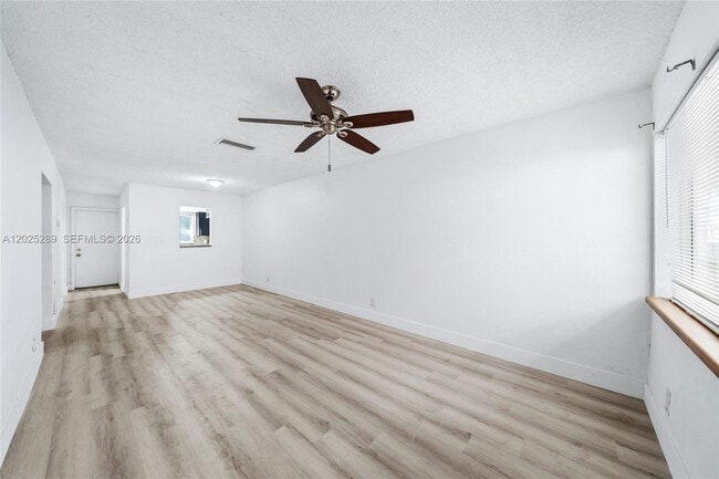 Building Photo - 446 SW 4th Ave Unit 2
