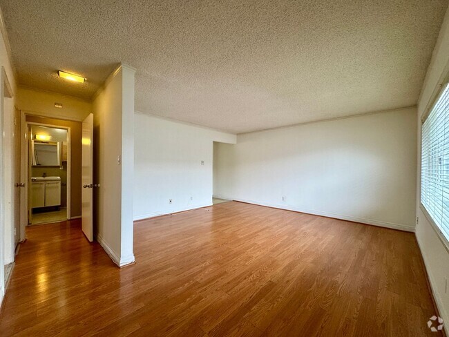 Building Photo - LIGHT & BRIGHT SPACIOUS UPSTAIRS 2 BEDRM I... Rental