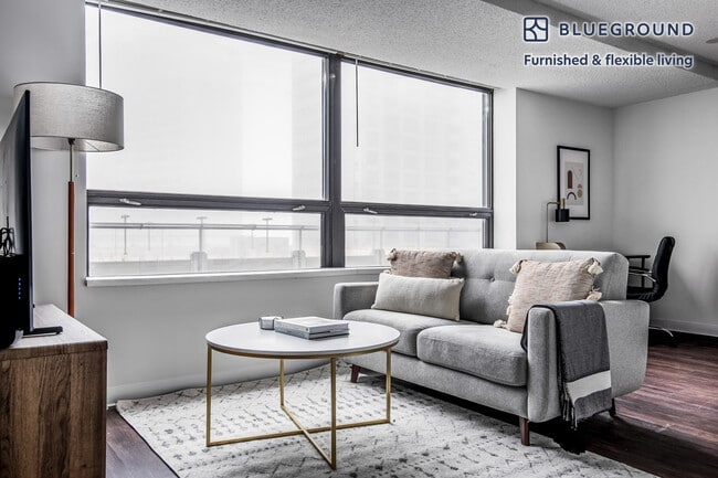 Photo - 445 E Ohio St Unidad FL17-ID788