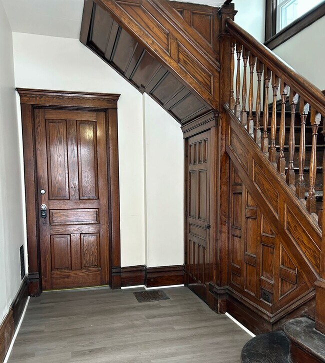 Photo - Recently Updated first floor apartment within walking distance to Main St  Grove City ! Unidad 2