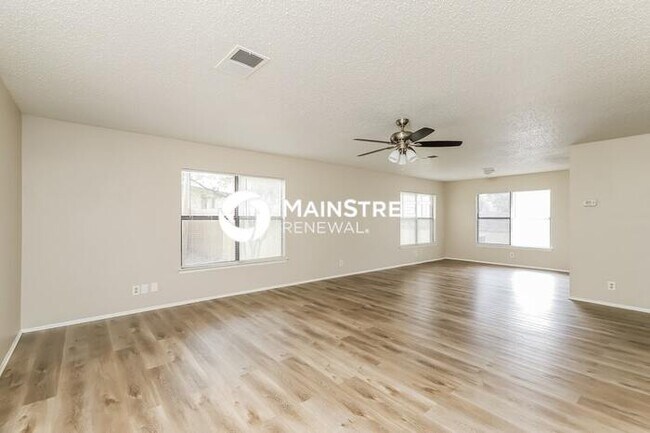 Photo - 4 Bedroom Pet-Friendly Home in San Antonio, TX with Main Street Renewal