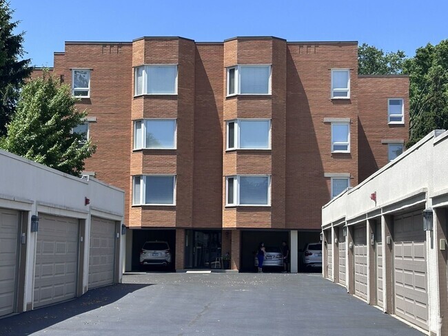 Building Photo - 1635 N Milwaukee Ave Unit 105 Rental