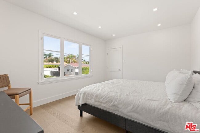 Photo - 8210 Clinton St