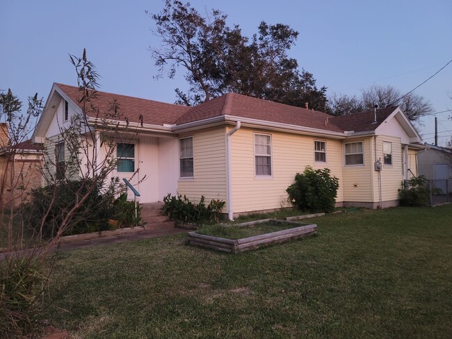 Single story 3 bedroom corner of 48th N 1/2 - Single story 3 bedroom corner of 48th N 1/2 House