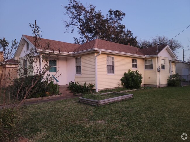 Building Photo - Single story 3 bedroom corner of 48th N 1/2 Rental