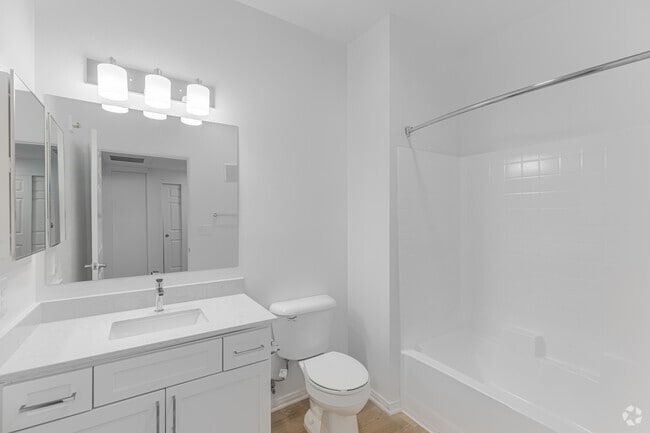 2BR, 2BA - 1,035SF - Bathroom - Teresina