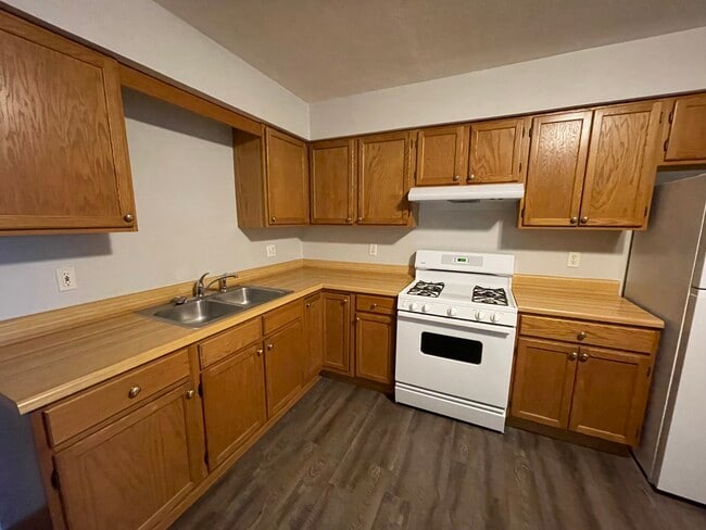 106 S 4th St