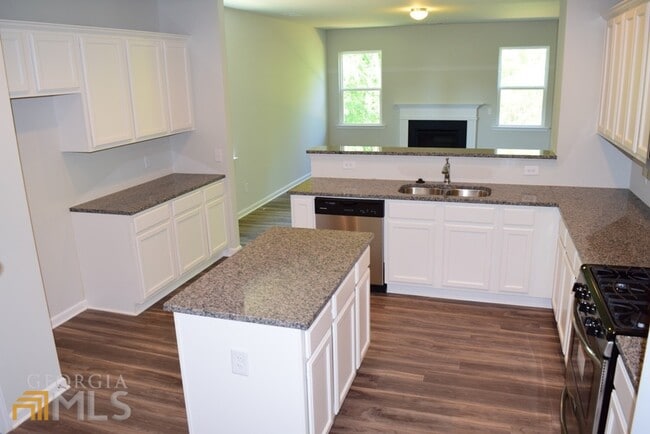 74 Newnan Lakes Dr