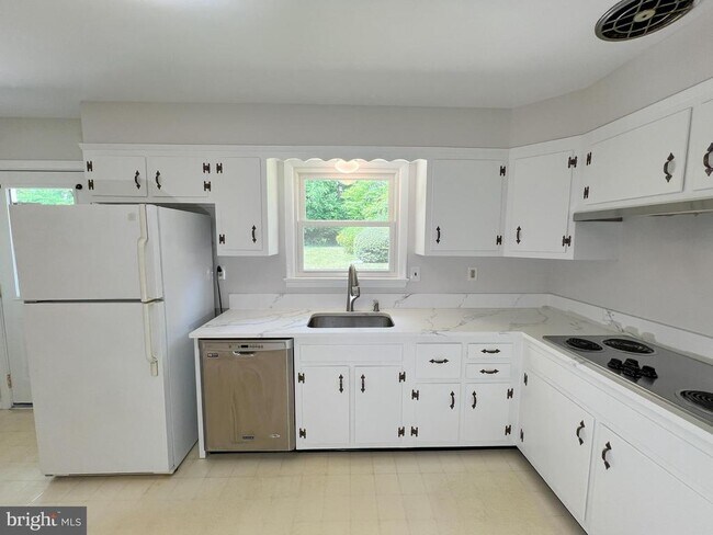 Photo - 10001 Woodhill Rd