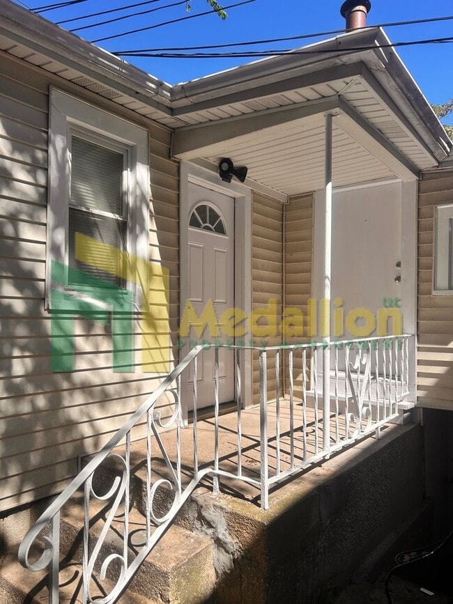 Building Photo - Updated 1-Bedroom Coach House with In-Unit Laundry Unit COACH