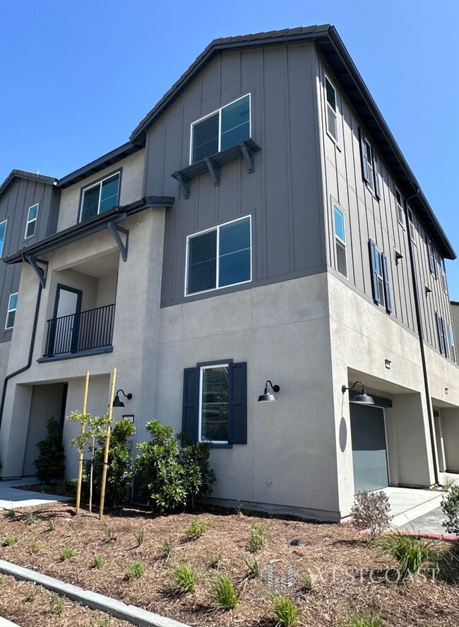 Building Photo - Modern Eastvale Home with Solar, EV Battery Backup & Resort-Style HOA Amenities