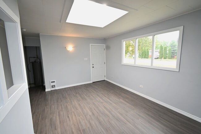 Building Photo - 1190 Cuddie Crescent Unit 1