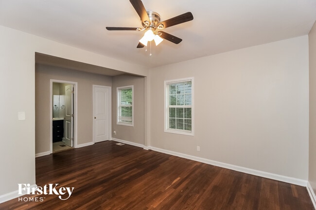 Photo - 476 Rigby St NE