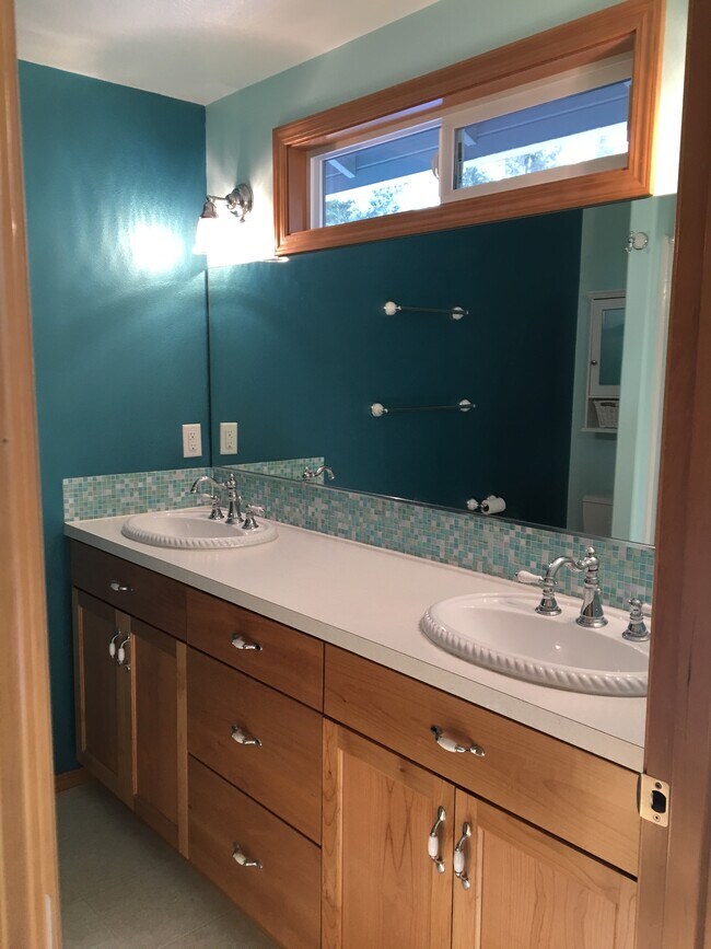 Baño principal con dos tocadores. - 4430 SW Vesta St