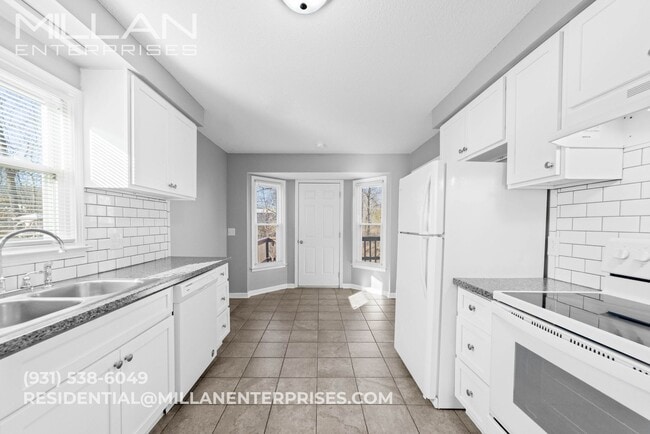 Photo - Comfortable Living with Open Floor Plan, Fireplace and Basement in Sango Neighborhood