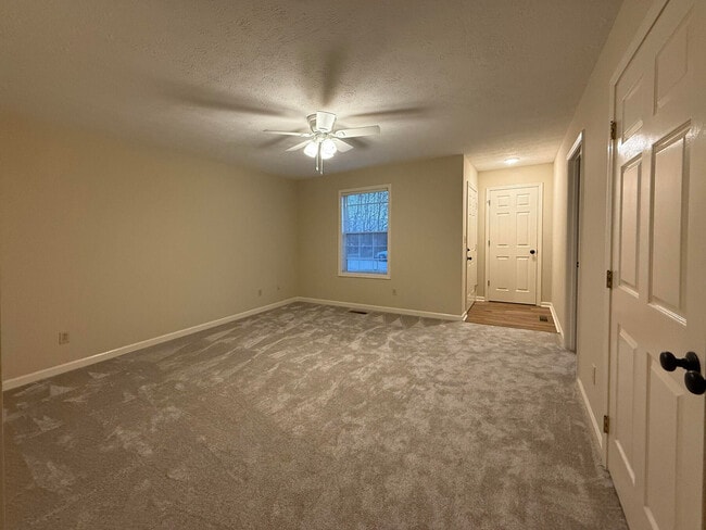 Photo - 105 Oakmont Ln