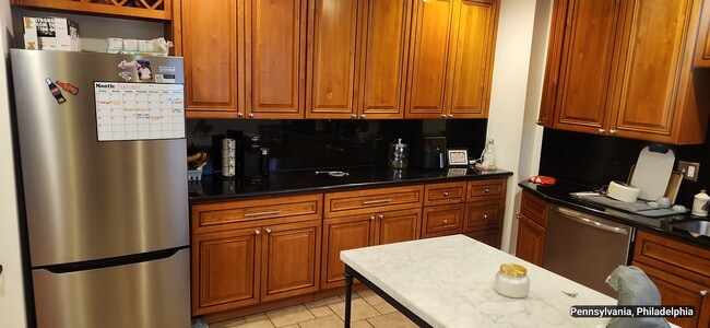 Photo - 733 Carpenter St