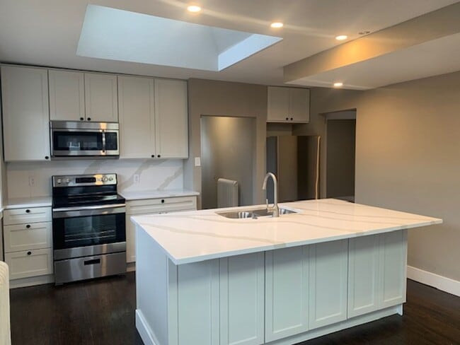 Building Photo - 1769 Grand Ave Unit Upper