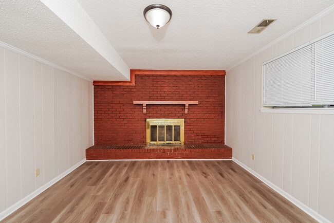 Photo - 611 Ashwood Ln