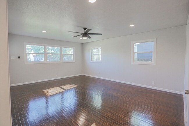 Photo - Pre Leasing for fall 2026! 4/2 in Medical District