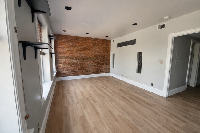 Building Photo - 705 8th St SE Unit 4